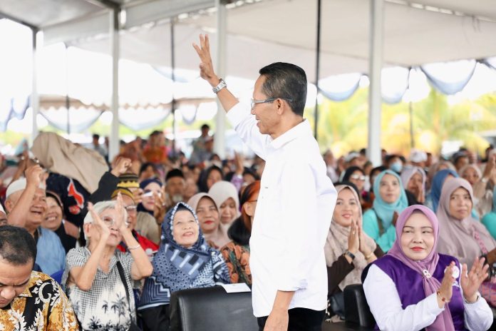 Wali Kota Batam, Amsakar Achmad, menyapa masyarakat kalangan lansia di Batam, Kamis (9/4/2026). HUMAS DISKOMINFO BATAM / RUMAWI