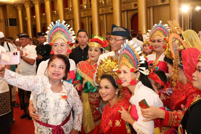 Sejumlah warga berswafoto bersama Wali Kota Batam, Amsakar Achmad, saat perayaan Dharma Santi Nyepi Tingkat Kota Batam Tahun Baru Saka 1948 di Harmoni One Hotel, Batamkota, Minggu (12/4/2026). HUMAS DISKOMINFO BATAM