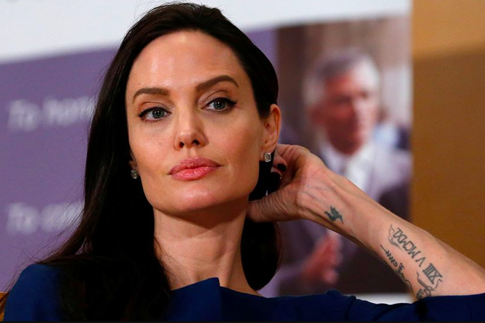 Makna tato di jari tengah Angelina Jolie(REUTERS/Denis Balibouse)