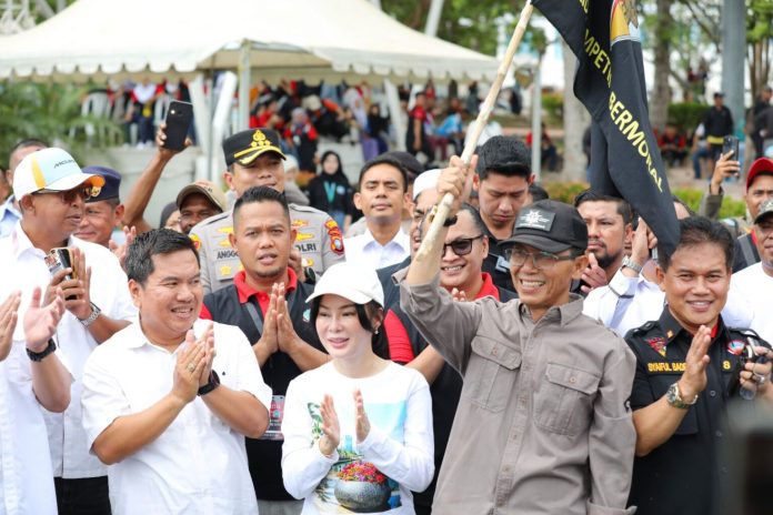 Wali Kota Batam, Amsakar Achmad, bersama Wakil Wali Kota Batam, Li Claudia Chandra, melepas armada pengangkut sampah saat peringatan May Day di Dataran Engku Putri, Jumat (1/5/2026)