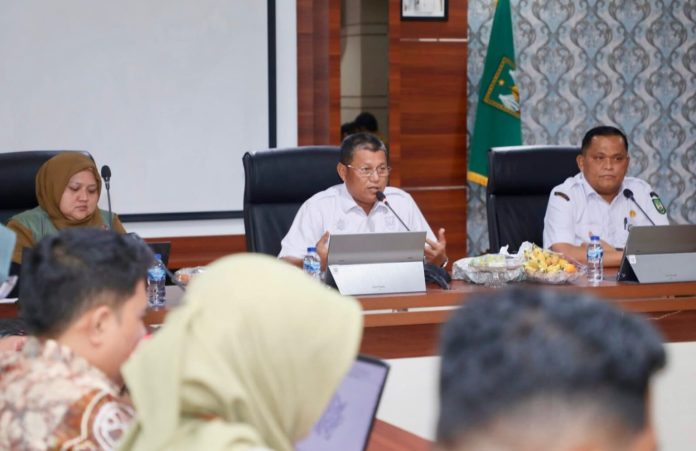 Sekda Batam, Firmansyah, memberi arahan saat membuka Sosialisasi Penyusunan RPBD di Kantor Wali Kota Batam, Selasa (5/5/2026).