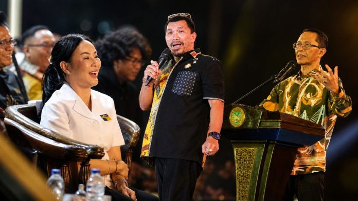 Wali Kota dan Wakil Wali Kota Batam, Amsakar Achmad dan Li Claudia Chandra, hadir dalam kemeriahan Perayaan Paskah Oikumene tingkat Kota Batam 2026 di Dataran Engku Putri, Batamcentre, Selasa (5/5/2026) malam. HUMAS DISKOMINFO BATAM
