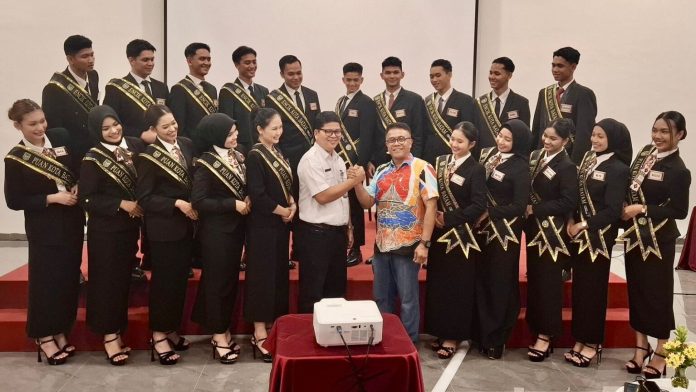 Kepala Diskominfo Batam, Rudi Panjaitan, bersama Kepala Disbudpar Batam, Ardiwinata, dan 20 Finalis Duta Wisata Batam 2026. Dok PEMKO BATAM