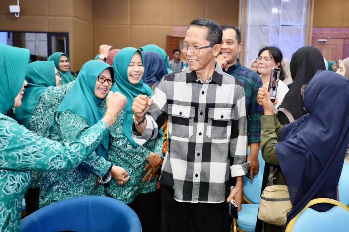 Wali Kota Batam, Amsakar Achmad, menghadiri kegiatan Pemberdayaan Masyarakat Kecamatan Batam Kota di Aula Politeknik Batam, Sabtu (9/5/2026).