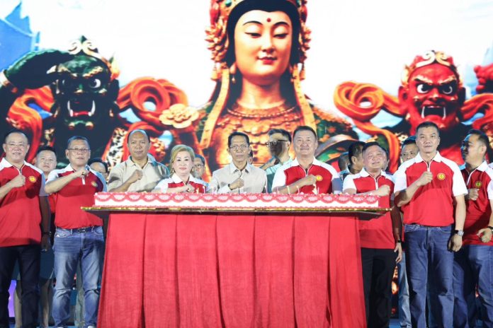 Wali Kota Batam, bersama sejumlah tokoh saat menghadiri puncak perayaan HUT Dewi Ma Zu di Yayasan Cipta Dewi Samudera, Sekupang, Sabtu (9/5/2026) malam. HUMAS DISKOMINFO BATAM