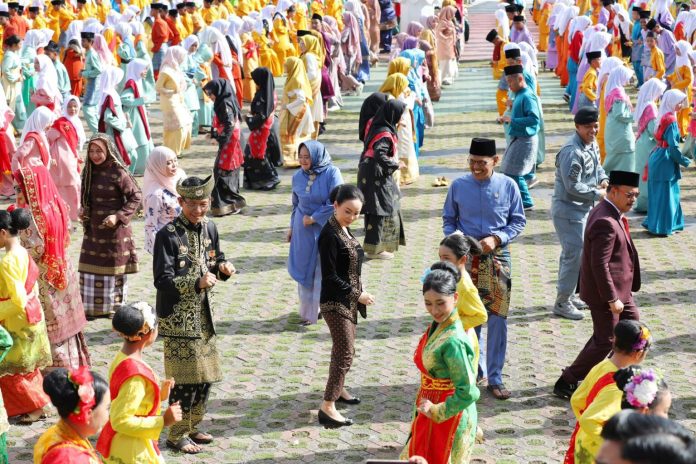 Wali Kota dan Wakil Wali Kota Batam, Amsakar Achmad dan Li Claudia Chandra, serta jajaran Forkopimda menari bersama 5.120 pelajar saat memperingati Hardiknas 2026 di Dataran Engku Putri, Batamcentre, Senin (11/5/2026). HUMAS DISKOMINFO BATAM