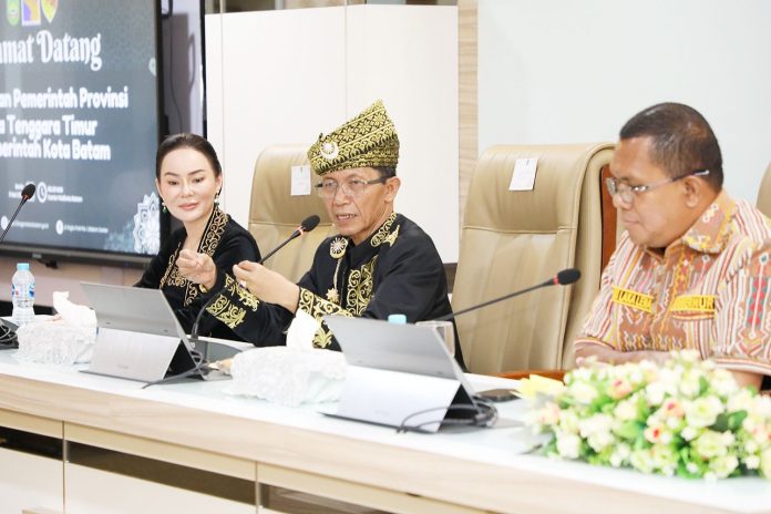 Wali Kota dan Wakil Wali Kota Batam, Amsakar Achmad dan Li Claudia Chandra, menerima kunjungan Gubernur NTT, Emanuel Melkiades Laka Lena, di Kantor Wali Kota Batam, Senin (11/5/2026). HUMAS DISKOMINFO BATAM