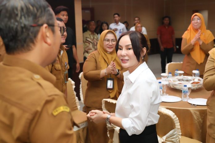 Sejumlah pegawai Pemko Batam bersama Forkopimda ikut merayakan HUT ke-54 Plh Wali Kota Batam, Li Claudia Chandra, di Kantor Wali Kota Batam, Senin (25/5/2026).