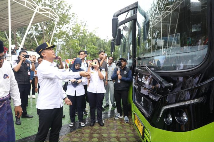 Direktur Jenderal Perhubungan Darat Kementerian Perhubungan RI, Irjen Pol (Purn) Aan Suhanan, memimpin prosesi tepuk tepung tawar saat peluncuran 19 bus trans Batam di Dataran Engku Putri, Selasa (26/5/2026).