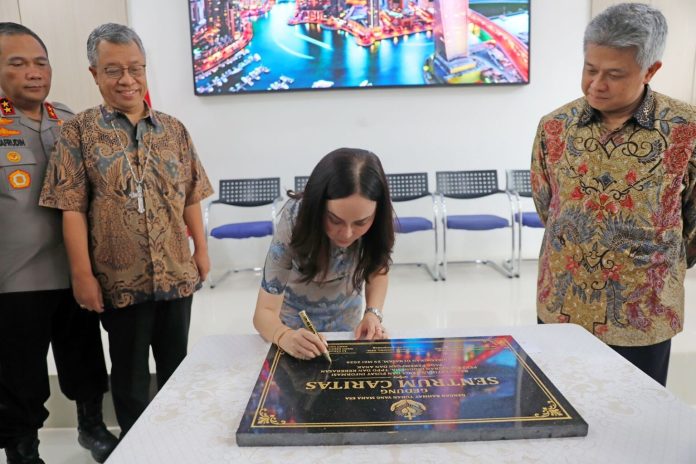 Plh Wali Kota Batam, Li Claudia Chandra, menandatangani prasasti Balai Latihan Kerja dan Pusat Informasi Pekerja Migran di Kota Batam, Jumat (29/5/2026). HUMAS DISKOMINFO BATAM