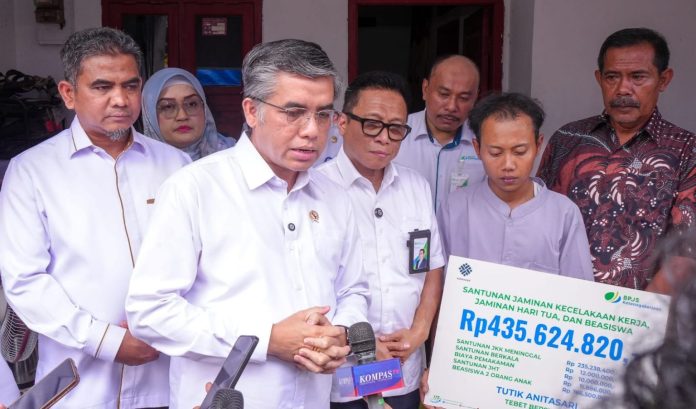 Menteri Ketenagakerjaan (Menaker) Yassierli usai menyaksikan penyerahan santunan di Cikarang. Foto: Biro Humas Kemnaker