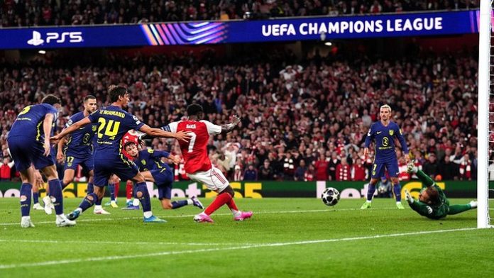 Momen gol Bukayo Saka. (Foto: PA Images via Getty Images/John Walton – PA Images)