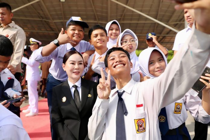 Sejumlah siswa berswafoto bersama Plh Wali Kota Batam, Li Claudia Chandra, usai upacara peringatan Hari Lahir Pancasila di Dataran Engku Putri, Batamcentre, Senin (1/6/2026). HUMAS DISKOMINFO BATAM