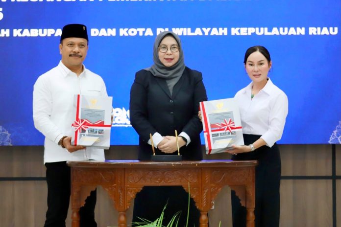 Plh Wali Kota Batam, Li Claudia Chandra, menerima LKPD Tahun Anggaran 2025 di Kantor BPK Perwakilan Provinsi Kepulauan Riau, Selasa (2/6/2026). HUMAS DISKOMINFO BATAM