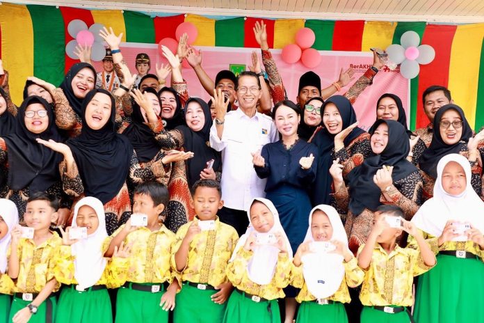 Wali Kota Batam, Amsakar Achmad, bersama Wakil Wali Kota Batam, Li Claudia Chandra, bersama siswa saat penyerahan KIA belum lama ini. Dok HUMAS DISKOMINFO BATAM