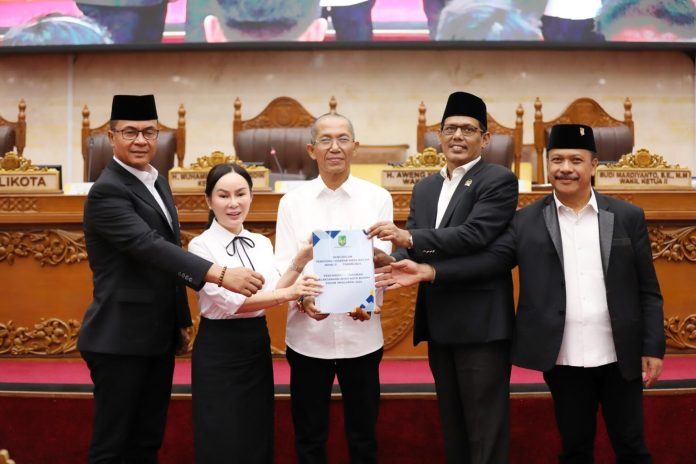 Wali Kota Batam, Amsakar Achmad, dan Wakil Wali Kota Batam, Li Claudia Chandra, menyampaikan Ranperda tentang Pertanggungjawaban Pelaksanaan APBD Kota Batam 2025 kepada pimpinan DPRD Kota Batam di Ruang Sidang Utama DPRD Kota Batam, Rabu (10/6/2026)