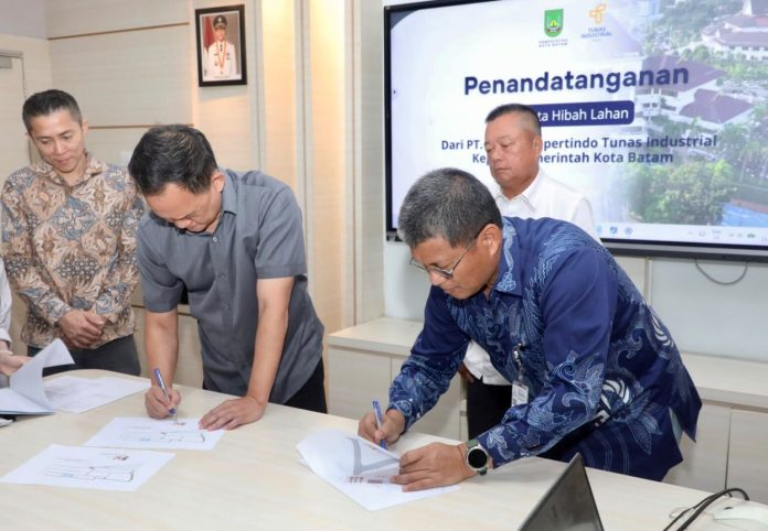 Sekretaris Daerah Kota Batam, Firmansyah, dan Direktur PT Prima Propertindo Utama, Albert Crenna Dessely, menandatangani naskah hibah di Kantor Wali Kota Batam, Kamis (11/6/2026). HUMAS DISKOMINFO BATAM