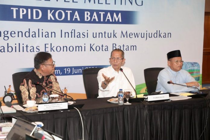 Wali Kota Batam, Amsakar Achmad, menyampaikan arahan saat menghadiri HLM TPID Kota Batam Tahun 2026 di Ruang Raja Haji Fisabilillah, Kantor Perwakilan Bank Indonesia Kepri, Jumat (19/6/2026). HUMAS DISKOMINFO BATAM