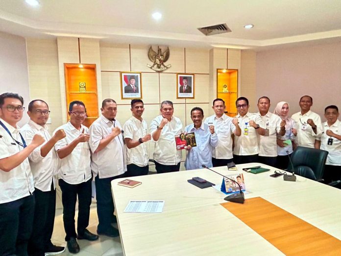 Asisten Pemerintahan dan Kesejahteraan Rakyat Sekretariat Daerah Kota Batam, Yusfa Hendri, bersama sejumlah pejabat usai Rapat Persiapan Nonton Bareng Piala Dunia FIFA 2026 di Kantor Wali Kota Batam, Rabu (24/6/2026).
