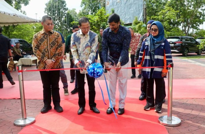Wali Kota Batam, Amsakar Achmad, didampingi Sekda Batam, Firmansyah, bersama perwakilan manajemen PT Wasco Engineering Indonesia meresmikan fasilitas olahraga di Dataran Engku Putri, Batamcentre, Kamis (25/6/2026). HUMAS DISKOMINFO BATAM