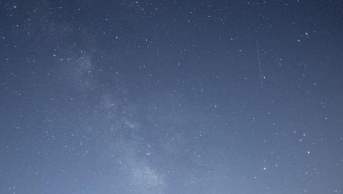Ilustrasi meteor melesat melintasi langit dengan latar belakang gugusan bintang terlihat selama hujan meteor di Ronda, Andalusia, Spanyol pada 12 Agustus 2025. (Foto: AFP/JORGE GUERRERO)
