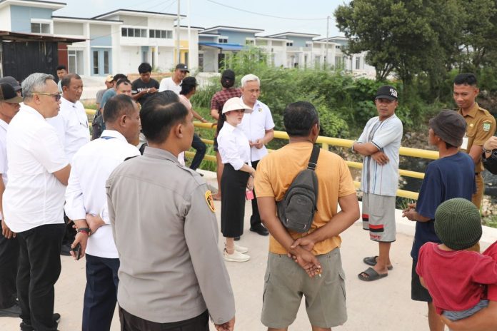 Wakil Wali Kota Batam, Li Claudia Chandra, beberbincang dengan warga saat meninjau lokasi kemunculan buaya di Sagulung, Selasa (30/6/2026). HUMAS DISKOMINFO BATAM