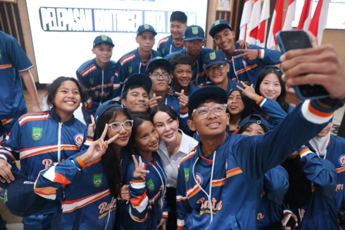 Atlet POPDA Kepri kontingen Batam berswafoto dengan Wakil Wali Kota Batam usai pelepasan kontingen di Kantor Wali Kota Batam, Selasa (30/6/2026). HUMAS DISKOMINFO BATAM