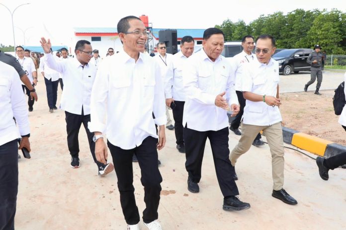 Wali Kota Batam, Amsakar Achmad, bersama Wakil Menteri Kelautan dan Perikanan, Didit Herdiawan Ashaf, serta Wakil Kepala BP Taskin, Iwan Sumule, saat peluncuran SiTaskin Pesisir di Balai Pertemuan KNMP Sembulang, Galang, Selasa (7/7/2026). HUMAS DISKOMINFO BATAM