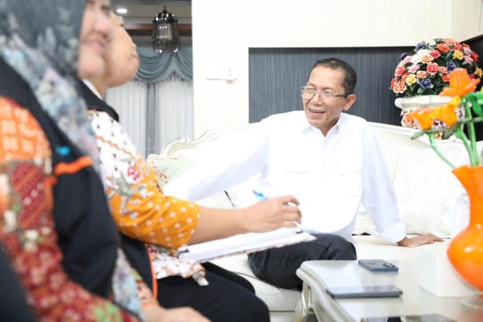Wali Kota Batam, Amsakar Achmad, menerima kunjungan petugas Sensus Ekonomi di kediaman pribadinya, Kamis (9/7/2026). HUMAS DISKOMINFO BATAM