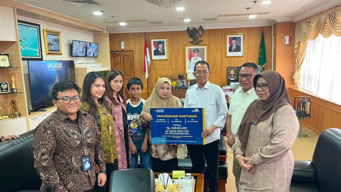 Wali Kota Batam, Amsakar Achmad, menyerahkan santunan JKK dari PT Taspen kepada keluarga almarhum Abdul Aziz di Kantor Wali Kota Batam, Jumat (10/7/2026). HUMAS DISKOMINFO BATAM