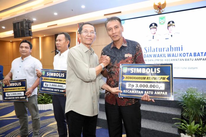 Wali Kota Batam, Amsakar Achmad, menyerahkan insentif untuk RT, RW, dan LPM se-Kecamatan Batuampar di Grand Ballroom AP Premiere, Batuampar, Minggu (12/7/2026) malam. HUMAS DISKOMINFO BATAM