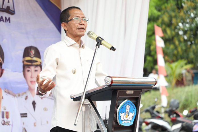 Wali Kota Batam, Amsakar Achmad, menyampaikan sambutan saat peletakan batu pertama pembangunan SMKN 13 Batam di Bengkong, Senin (13/7/2026). HUMAS DISKOMINFO BATAM