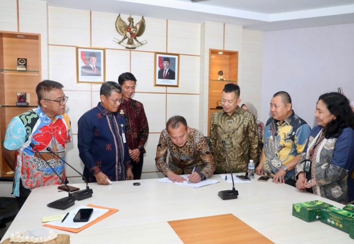 Sekda Batam, Firmansyah, bersama jajaran, menyaksikan penandatanganan PKS pemanfaatan aset Kawasan Wisata Dendang Melayu di Kantor Wali Kota Batam, Kamis (16/7/2026). HUMAS DISKOMINFO BATAM