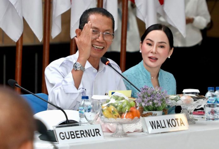 Wali Kota Batam, Amsakar Achmad, didampingi Wakil Wali Kota Batam, Li Claudia Chandra, menyampaikan saran saat menerima kunjungan Pansus DPR RI dan DPD RI di Kantor Wali Kota Batam, Senin (20/7/2026). HUMAS DISKOMINFO BATAM