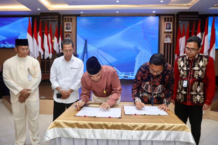 Wali Kota Batam, Amsakar Achmad, didampingi Sekda Batam, Firmansyah, menyaksikan penandatanganan Perjanjian Kerja Sama antara Pemko Batam dan PT Bank Sumut di Kantor Wali Kota Batam, Jumat (24/7/2026). HUMAS DISKOMINFO BATAM