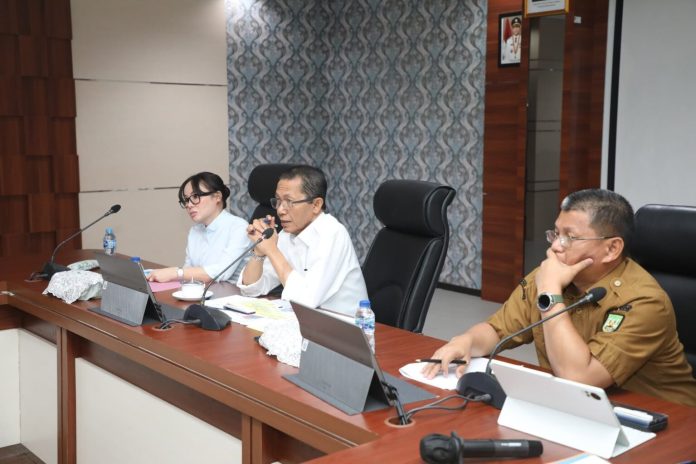 Wali Kota Batam, Amsakar Achmad, didampingi Wakil Wali Kota Batam, Li Claudia Chandra, dan Sekda Batam, Firmansyah, memimpin Rapat Evaluasi Triwulan II/Semester I di Kantor Wali Kota Batam, Senin (27/7/2026). HUMAS DISKOMINFO BATAM
