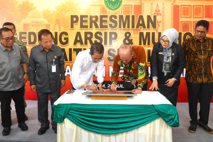 Wali Kota Batam, Amsakar Achmad, bersama Kepala Badan Urusan Administrasi Mahkamah Agung RI, Sobandi, menandatangani prasasti saat meresmikan Gedung Arsip dan Musala Baitus Shalihin PN Batam di kompleks kantor PN Batam, Batam Centre, Selasa (28/7/2026). HUMAS DISKOMINFO BATAM