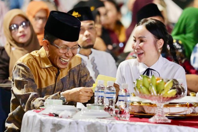 Wali Kota Batam, Amsakar Achmad, berbincang dengan Wakil Wali Kota Batam, Li Claudia Chandra, belum lama ini. Dok HUMAS DISKOMINFO BATAM