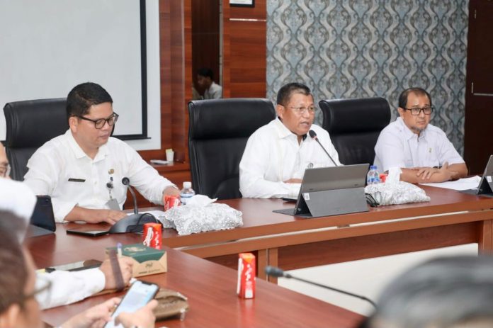 Sekda Batam, Firmansyah, membuka Rapat Koordinasi Evaluasi Keamanan Informasi dan Jaringan Komunikasi Sandi di lingkungan Pemko Batam Tahun 2026 di Kantor Wali Kota Batam, Batam Centre, Rabu (29/7/2026). HUMAS DISKOMINFO BATAM