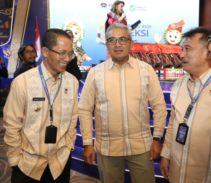 Wali Kota Batam, Amsakar Achmad, berbincang dengan sejumlah wali kota saat menghadiri Rakernas APEKSI di Medan. HUMAS DISKOMINFO BATAM
