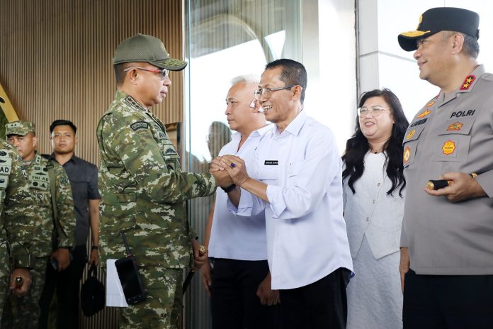 Wali Kota Batam, Amsakar Achmad, berbincang dengan Panglima TNI, Jenderal Agus Subiyanto, di Bandara Internasional Hang Nadim Batam, Senin (4/8/2026). HUMAS DISKOMINFO BATAM