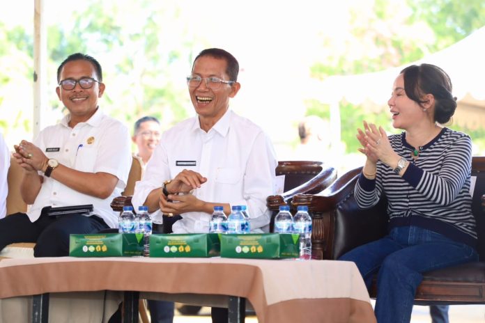 Wali Kota Batam, Amsakar Achmad, bersama Wakil Wali Kota Batam, Li Claudia Chandra, dan Kepala Disdik Batam, Hendri Arulan, menghadiri silaturahmi bersama guru dan tenaga kependidikan di Dataran Engku Putri, Batam Centre, Rabu (5/8/2026). HUMAS DISKOMINFO BATAM