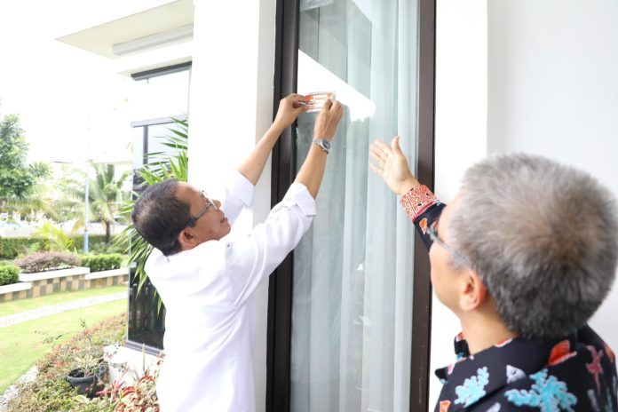 Wali Kota Batam, Amsakar Achmad, menempelkan stiker usai Sensus Ekonomi 2026 di kediamannya di Batamcentre, belum lama ini. Dok HUMAS DISKOMINFO BATAM