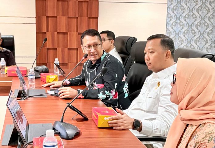Kepala Dinas Perikanan Batam, Yudi Admajianto, membuka Sosialisasi Distribusi BBM Bersubsidi melalui Subpenyalur dan Penerbitan Surat Rekomendasi bagi Konsumen Pengguna JBT di Kantor Wali Kota Batam, Kamis (20/8/2026). HUMAS DISKOMINFO BATAM