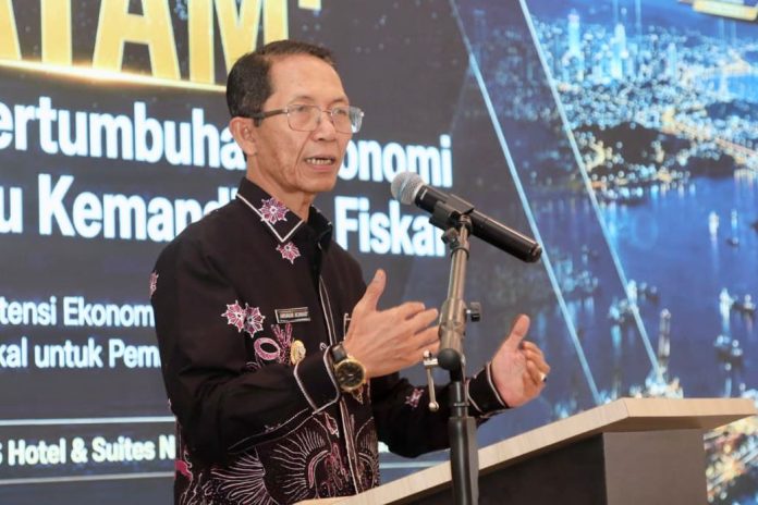 Wali Kota Batam, Amsakar Achmad, menyampaikan sambutan saat Seminar Rembug Fiskal Komwil I APEKSI 2026 di Harris Hotel & Suites Nagoya Batam, Kamis (27/8/2026). HUMAS DISKOMINFO BATAM