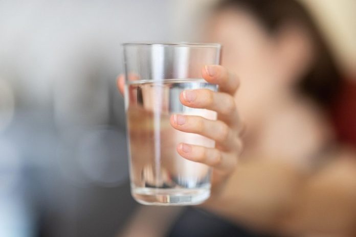Minum air putih penting untuk hidrasi kulit, tapi bukan otomatis bikin glowing. Ini penjelasan dokter tentang cara kulit sehat dan bercahaya alami.(Pixabay)