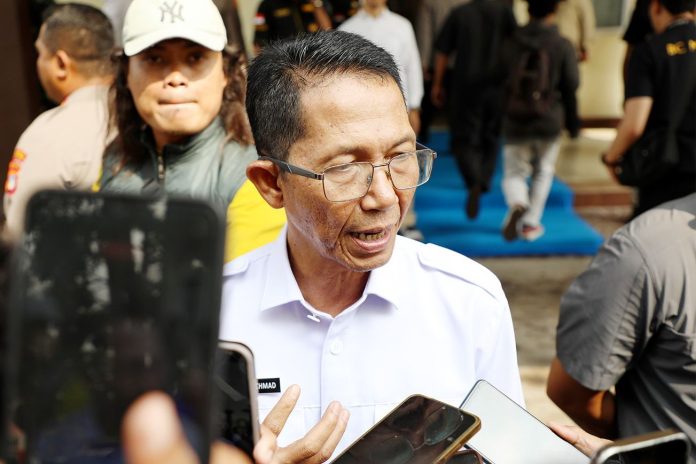Wali Kota Batam, Amsakar Achmad, memberi keterangan kepada awak media usai menghadiri konferensi pers di Gedung Lancang Kuning Polda Kepri, Selasa (1/9/2026). HUMAS DISKOMINFO BATAM