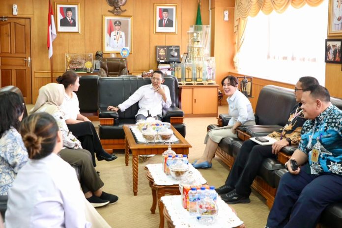 Wali Kota Batam, Amsakar Achmad, bersama Wakil Wali Kota Batam, Li Claudia Chandra, menerima kunjungan kerja pimpinan dan anggota DPRD Kota Tangerang Selatan di Ruang Kerja Wali Kota Batam. HUMAS DISKOMINFO BATAM