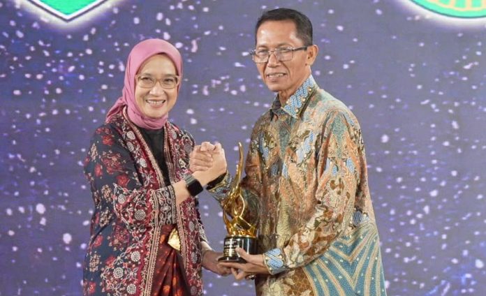 Menteri PANRB, Rini Widyantini, menyerahkan piala penghargaan kepada Wali Kota Batam, Amsakar Achmad, di Birawa Assembly Hall, Hotel Bidakara, Jakarta, Rabu (9/9/2026) malam. HUMAS DISKOMINFO BATAM