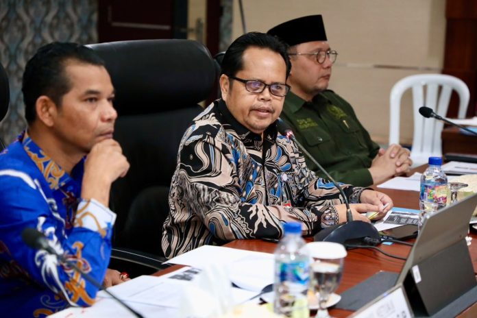 sisten Ekonomi dan Pembangunan Sekretariat Daerah Kota Batam, Suhar, menghadiri FGD penyusunan Naskah Akademik dan RUU BUMD yang digelar di Kantor Wali Kota Batam, Kamis (10/9/2026). HUMAS DISKOMINFO BATAM